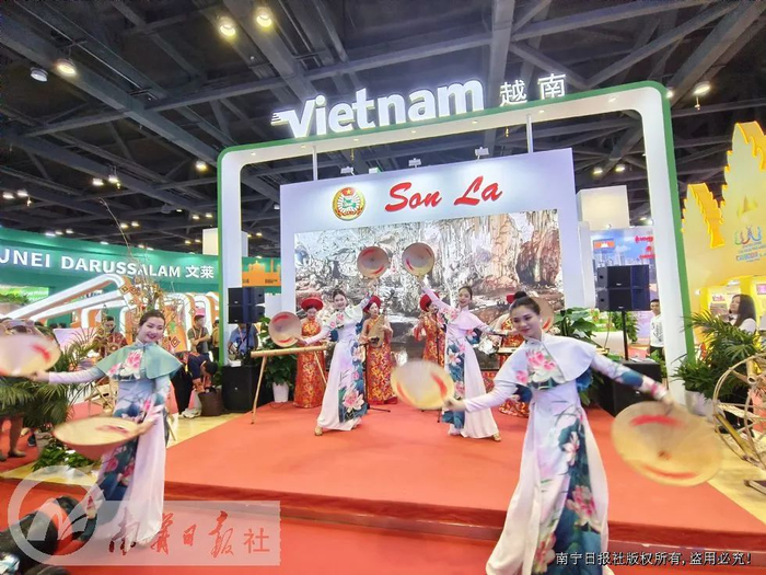 “魅力之城”越南展区，艺人表演本国民俗歌舞。记者赖有光 摄