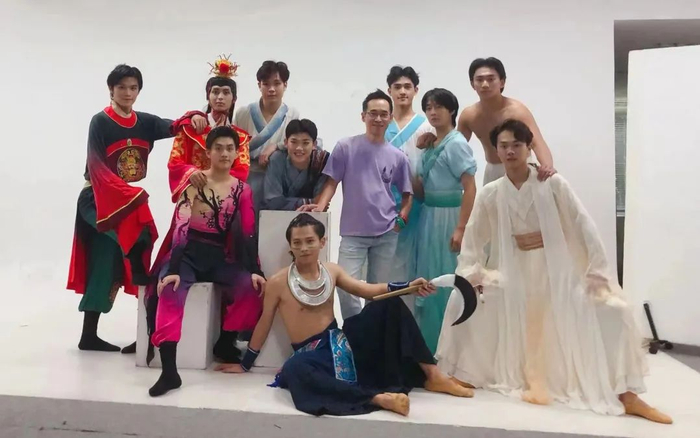 ▲颜业岸和2023届嘉积中学舞蹈团学生。受访者供图