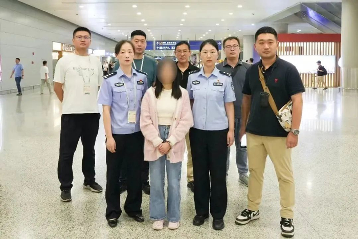 专案组民警将“红通人员”李某某押解回宁