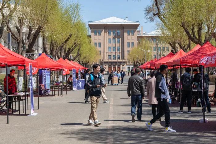 哈尔滨工业大学校园内,学生参与航天嘉年华活动 谢剑飞 摄