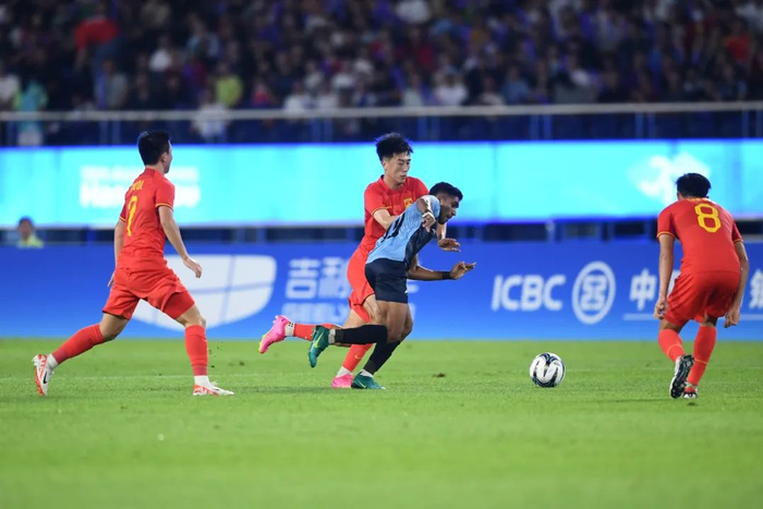 在19日晚进行的杭州亚运会男足小组赛首轮中，国足亚运队VS印度。图源：IC photo