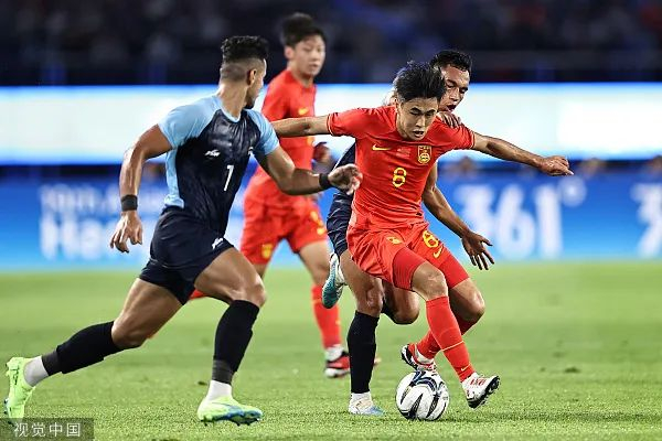 在19日晚进行的杭州亚运会男足小组赛首轮中，国足亚运队VS印度。图源：视觉中国