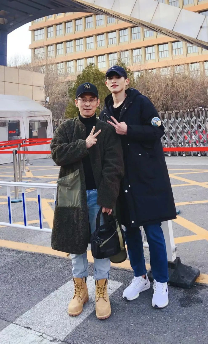 ▲李成龙艺考后，和颜业岸的合影，开学后，他把这张合影带到了学校。受访者供图