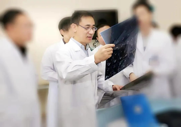 华侨大学附属厦门长庚医院副院长、主任医师卓明英临床诊疗教学。