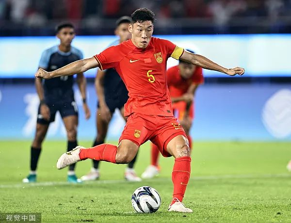 在19日晚进行的杭州亚运会男足小组赛首轮中，国足亚运队VS印度。图源：视觉中国