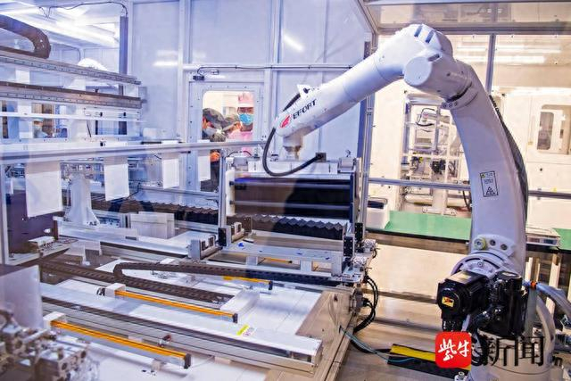 琅琊区的中润新能源光伏电池。 计成军 摄