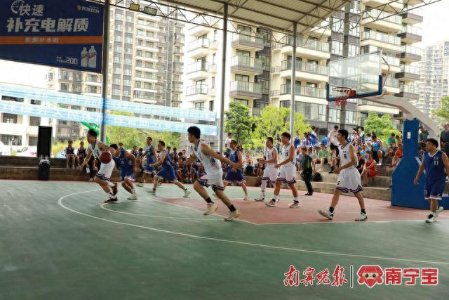 双方队员在努力拼抢（良庆区融媒体中心供图）