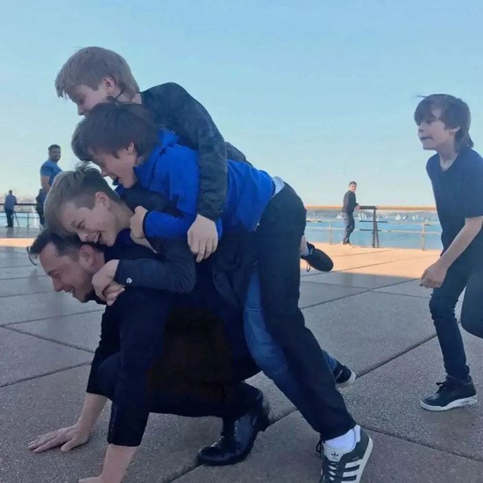 马斯克和06年出生的三胞胎一起玩耍