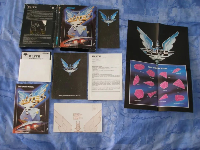 《精英》实体版全套赠品