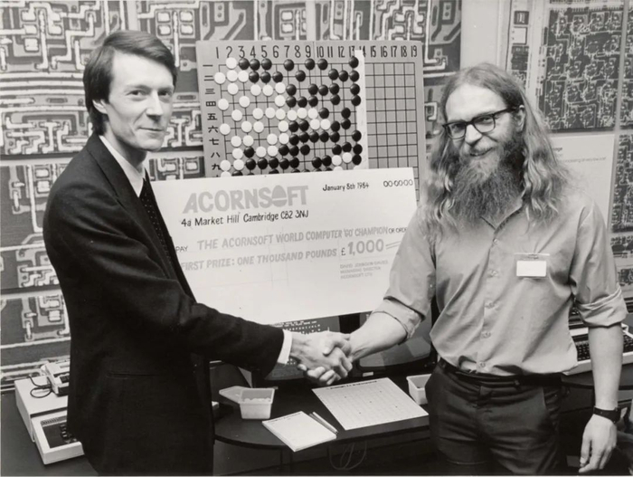 Acorn负责人大卫•约翰逊（David Johnson，左）