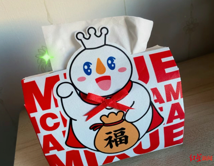 ▲网友分享奶茶袋制作的纸巾盒