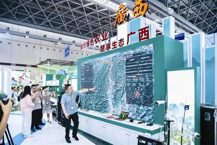 在D5智慧农业展区，工作人员介绍数字养蚕指挥中心的相关功能，展现传统农业插上“数字翅膀”后的前景。记者梁枫 摄