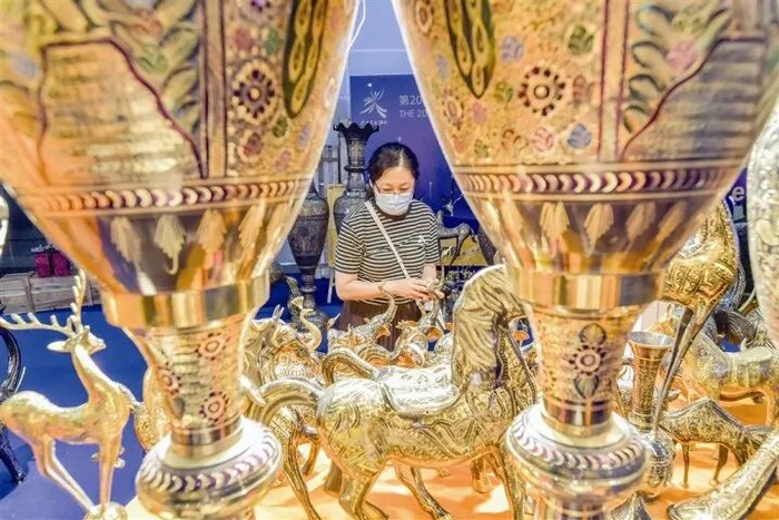 伊朗手工艺品在展会上很受欢迎。（彭寰 摄）