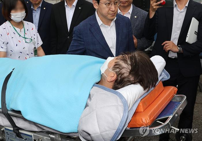 9月18日上午，正在绝食的共同民主党代表李在明因健康恶化被送往医院，图片来源：韩联社