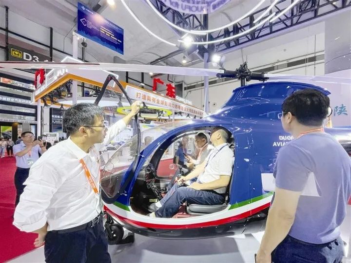 在D3先进技术展区，一款轻型直升机吸引嘉宾前来体验。记者黄红锦 摄