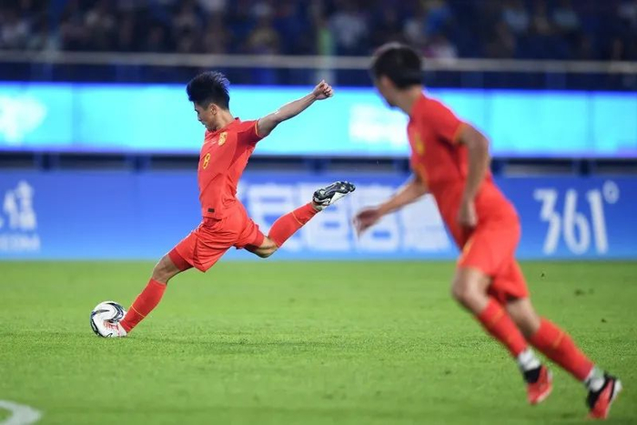 在19日晚进行的杭州亚运会男足小组赛首轮中，国足亚运队VS印度。图源：IC photo