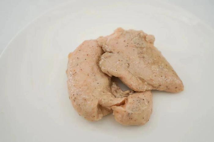 开袋即食的鸡胸肉。图片来源：营养师顾中一