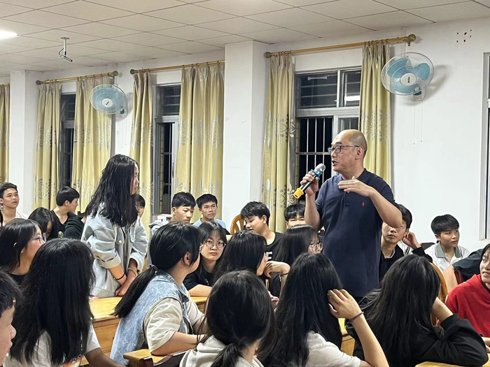 深河共建圳在帮扶深圳对口帮扶上莞镇组团单位获授助教爱心牌匾