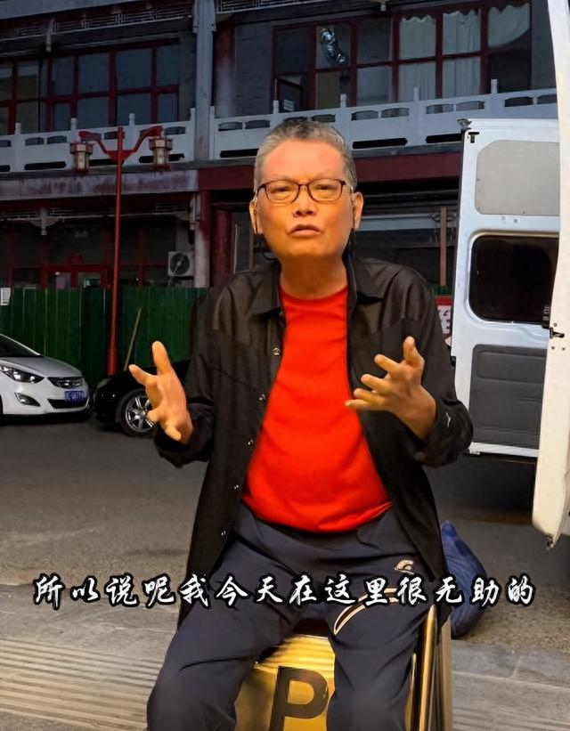 遭十几位壮汉威胁还被强拆门|石班瑜|周星驰|房东_新浪新闻