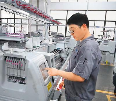 屠旭东正在调试设备。本报记者 赵昊 摄