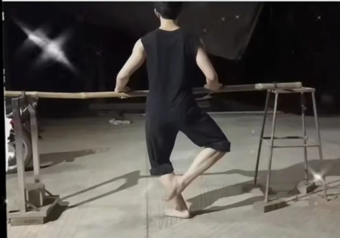 ▲梁李波在家自制把杆训练。受访者供图