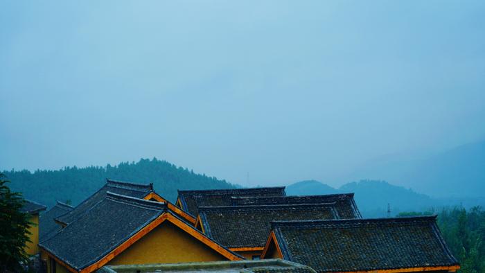 三湖小鎮位於輝縣市沙窯鄉新莊村,距新鄉市區60公里,緊鄰轎頂山