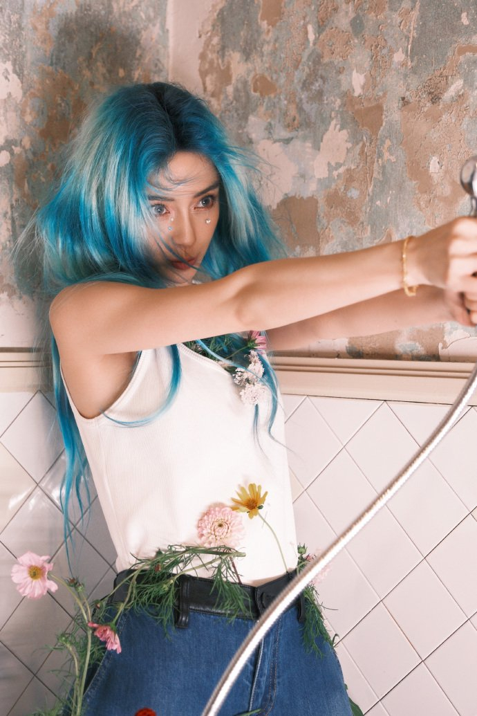 在最新曝光的大片中的造型真的太绝了!|angelababy_新浪新闻