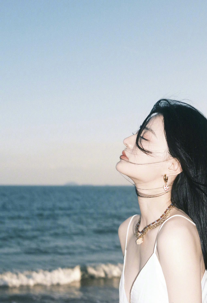 徐璐海边白裙造型,优雅美丽气质出众,氛围感满满|徐璐_新浪新闻