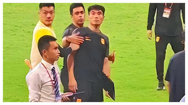 郑智的死亡眼神与李佳琦直播翻车不相关,却传递了同一信息|郑智|李佳