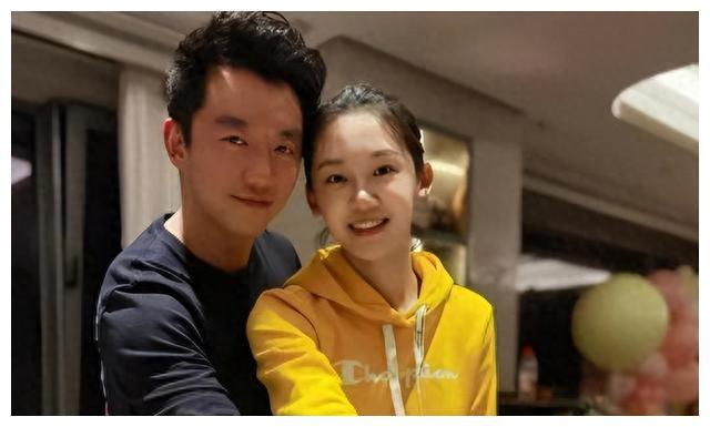 郑恺亲吻苗苗滑伞,撒糖画面超甜蜜,妻子被嘲心机重|妻子的浪漫旅行