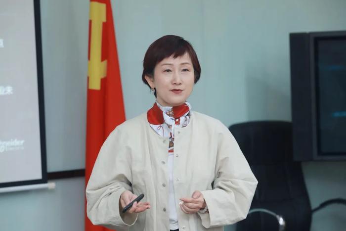 施耐德电气智能家居业务部住宅行业市场及渠道管理总监蒋冬筠说,施耐德电气既是可持续发展的践行者也是赋能者。