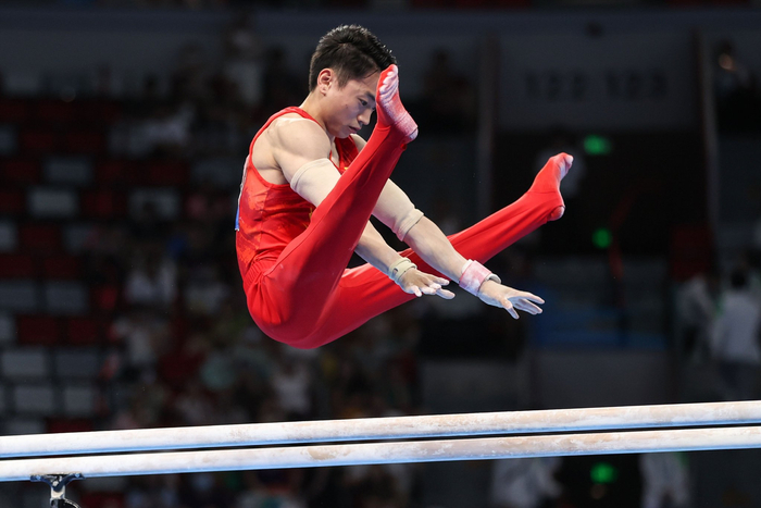 “老将”邹敬园是亚运会体操项目男子双杠金牌的有力争夺者。  图/新华社