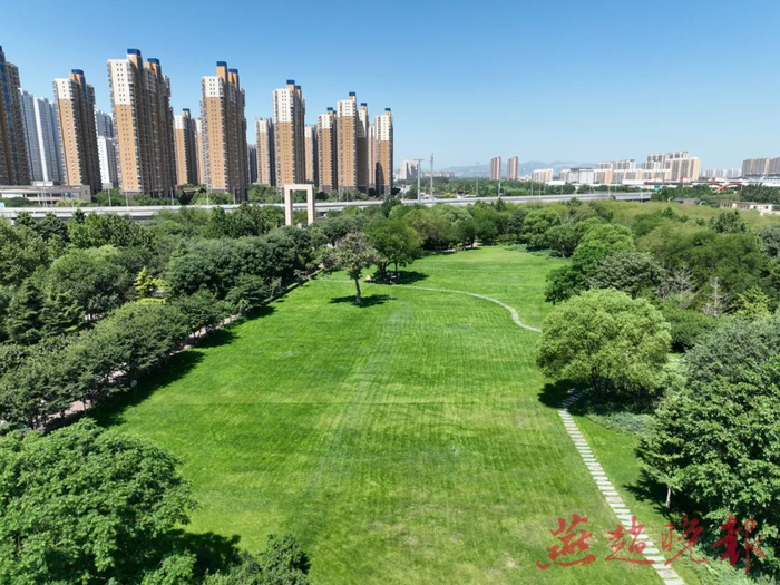 资料图 石津灌渠文化公园的共享绿地。本报记者 张海强 摄