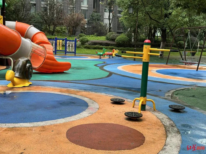 ▲一小区儿童游乐设施为塑胶地面