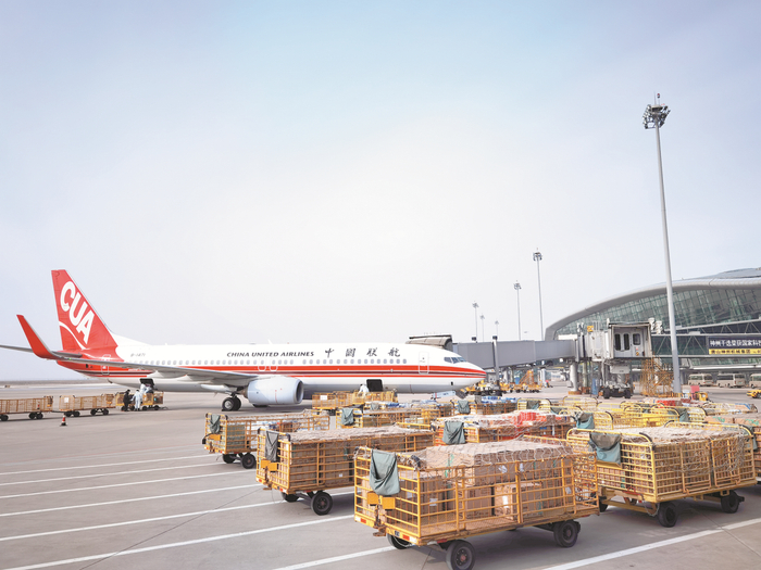 鄂尔多斯机场停机坪繁忙有序