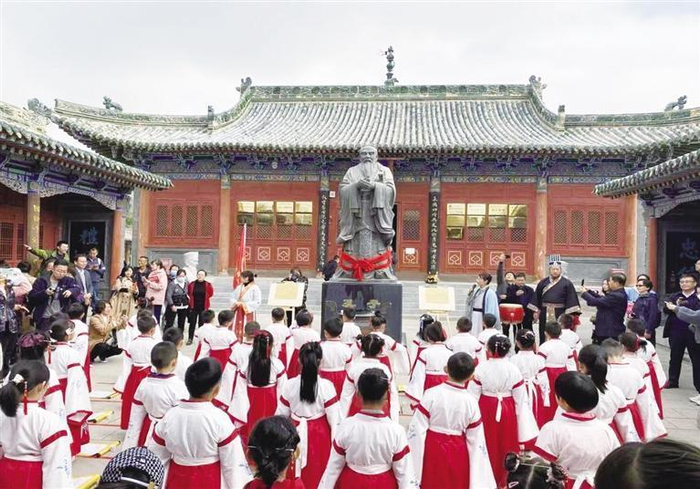     孔子铜像引来诸多学子敬拜