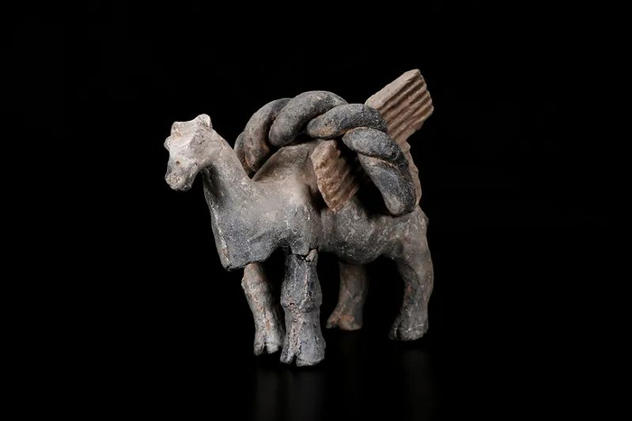 北周宇文觉墓出土的载物骆驼俑