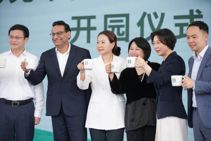 右手补人才,星巴克全球ceo的中国"雄心"|星巴克|产业园|刘文娟_新浪