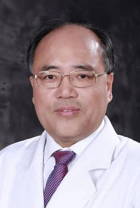 迎泽院区门诊楼二层"名医工作室"梁裕 上海市瑞金医院脊柱外科主任