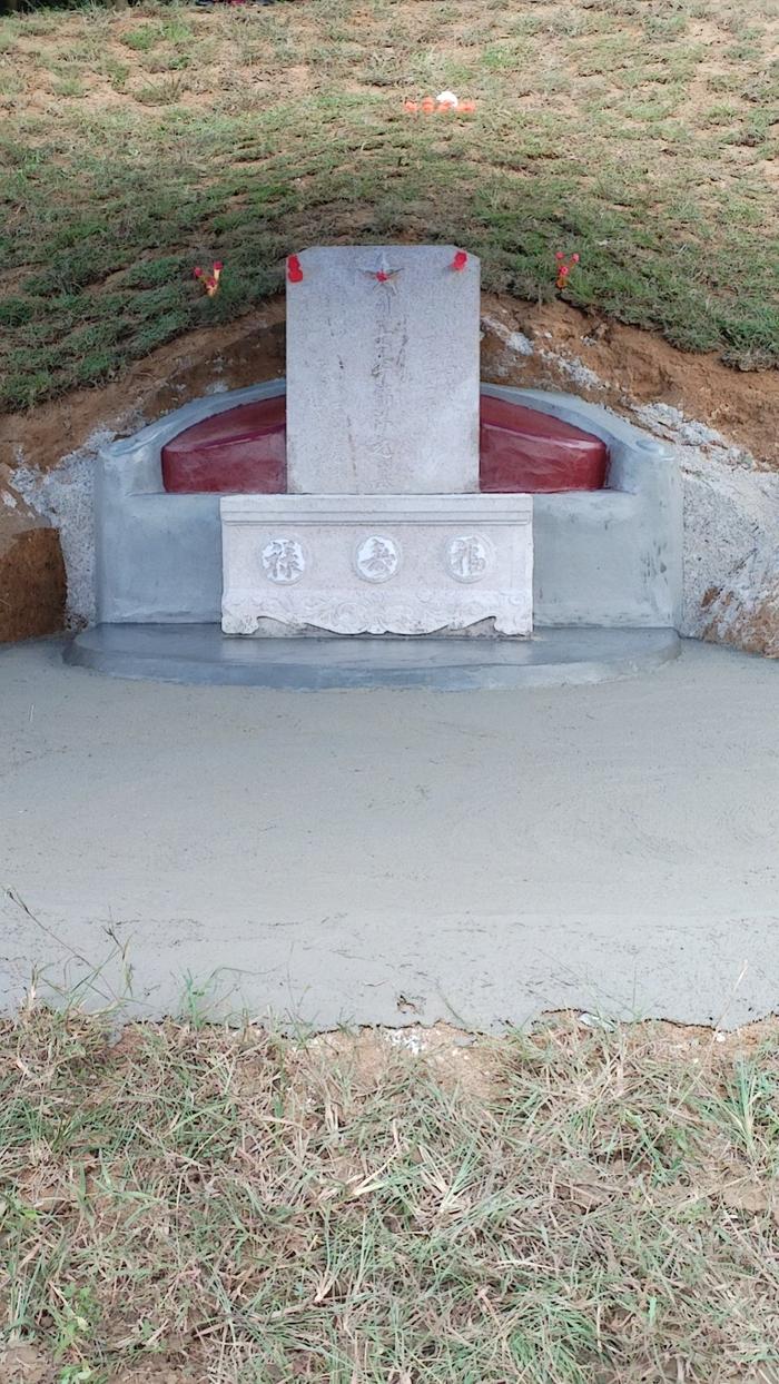 李锦祥烈士的墓碑已在原地立好。受访者 供图