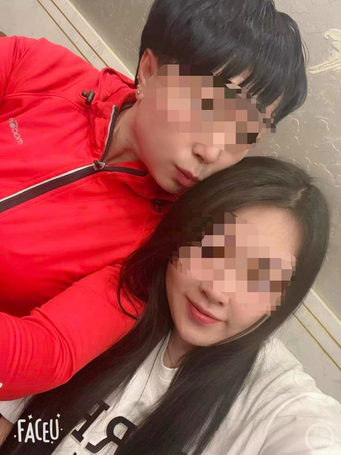 王思琪与母亲合影。图片来源/受访者供图