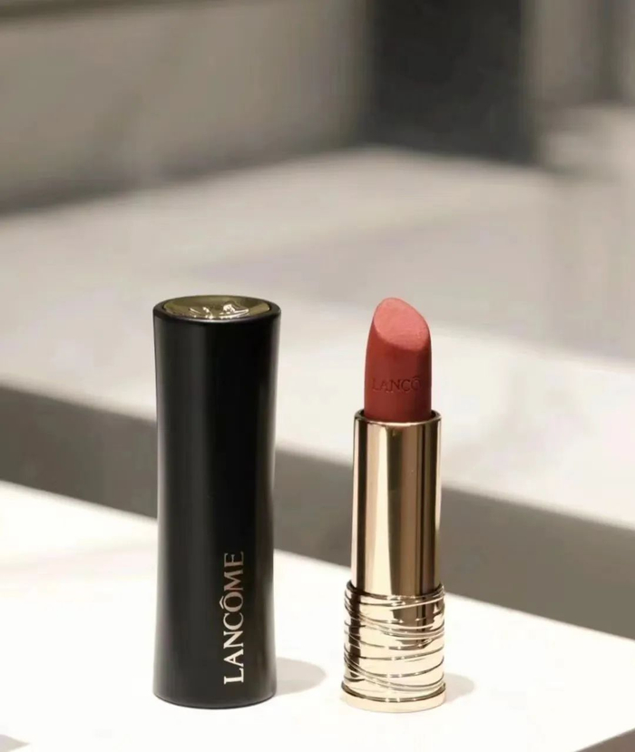 兰蔻小蛮腰的问世,也让一支口红从外到内都散发着高贵的颜值