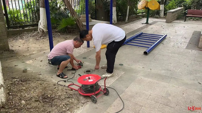 ▲工作人员将器材拆除