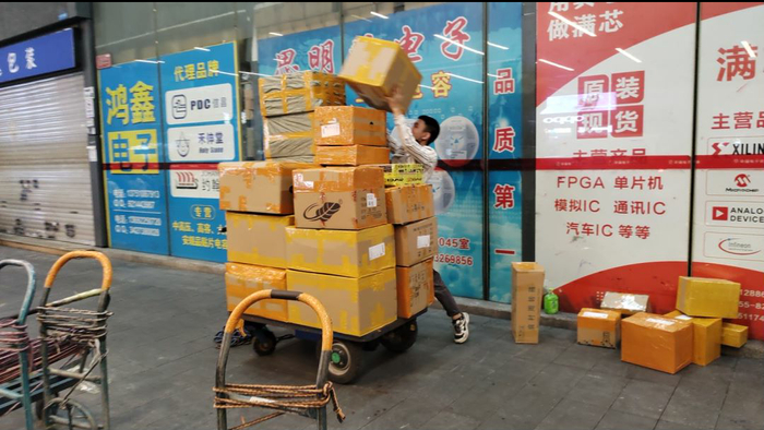 华强北有数不清的数据线卖家。图源：时代财经