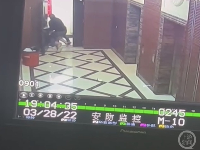 监控画面显示，高某来到王思琪住处蹲守，暴力将王思琪拽走。图片来源/受访者供图