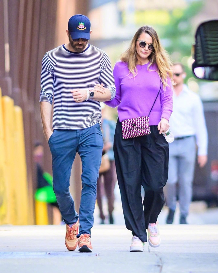 恩爱夫妻瑞安·雷诺兹和爱妻blake lively 在纽约街头漫步的街拍
