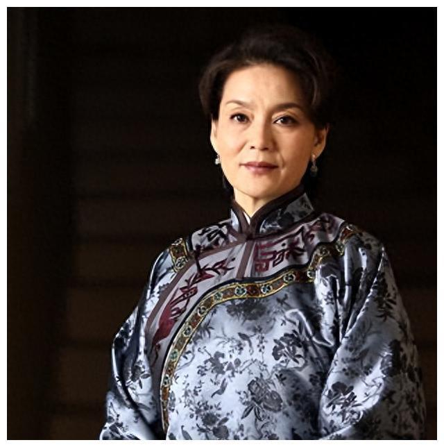 悲情皇后潘虹:从无子到修行,63岁皈依佛门|潘虹|继父|米家山_新浪新闻