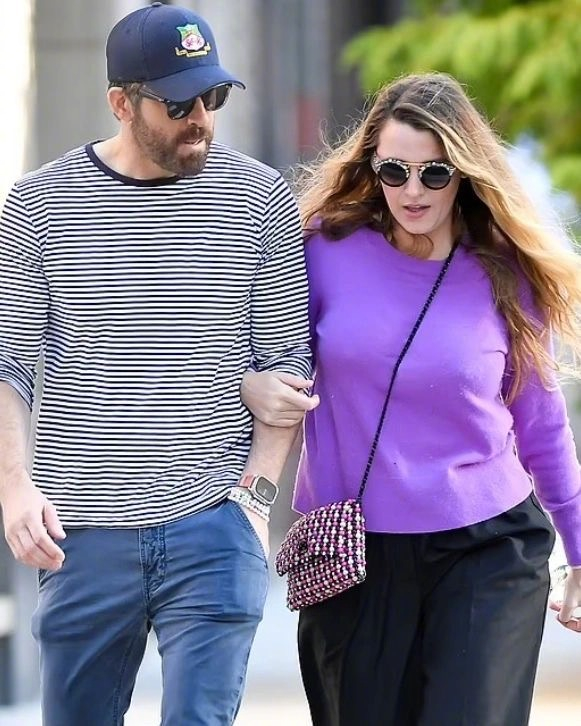 恩爱夫妻瑞安·雷诺兹和爱妻blake lively 在纽约街头漫步的街拍|街拍