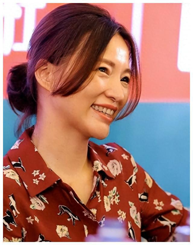 49岁董卿素颜照曝光!乱发,花裙,却意外舒适!