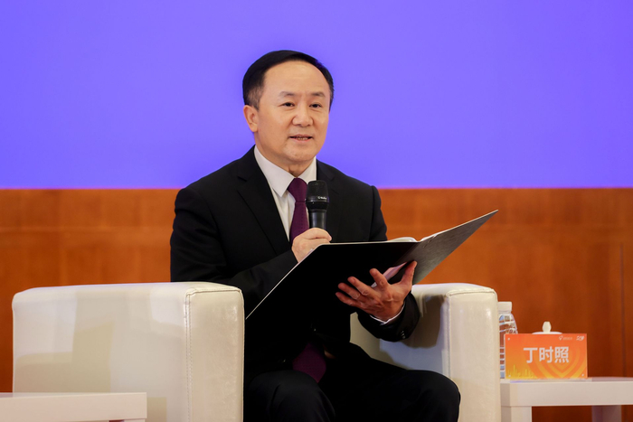 首先,有请深圳市关爱办主任,深圳报业集团党组书记,社长丁时照先生